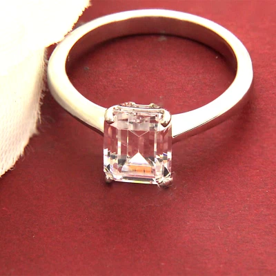 Anillo de compromiso solitario de diamantes simulados con corte esmeralda de 2 quilates de plata de ley 925 Foto 1 de 4