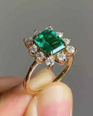 Anillo de propuesta de halo de corte esmeralda de 2,11 quilates creado en laboratorio enchapado en oro amarillo de 14 quilates Foto 1 de 4