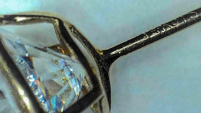 Aretes de moissanita de corte brillante redondos de oro amarillo de 14K 4,0 +/- CT Foto 1 de 4