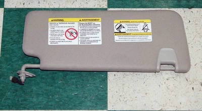 Parasol izquierdo Nissan Titan XD 2016-2023 conductor con iluminación gris Foto 1 de 4