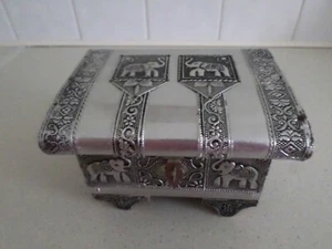 Handgefertigte indische Schmuckschatulle (7 x 4,05 x 5 Zoll) - Bild 1 von 5