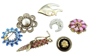 Bundle Vintage Brooches x 7 Various Designs Fish Diamante Costume Jewellery  - Picture 1 of 11