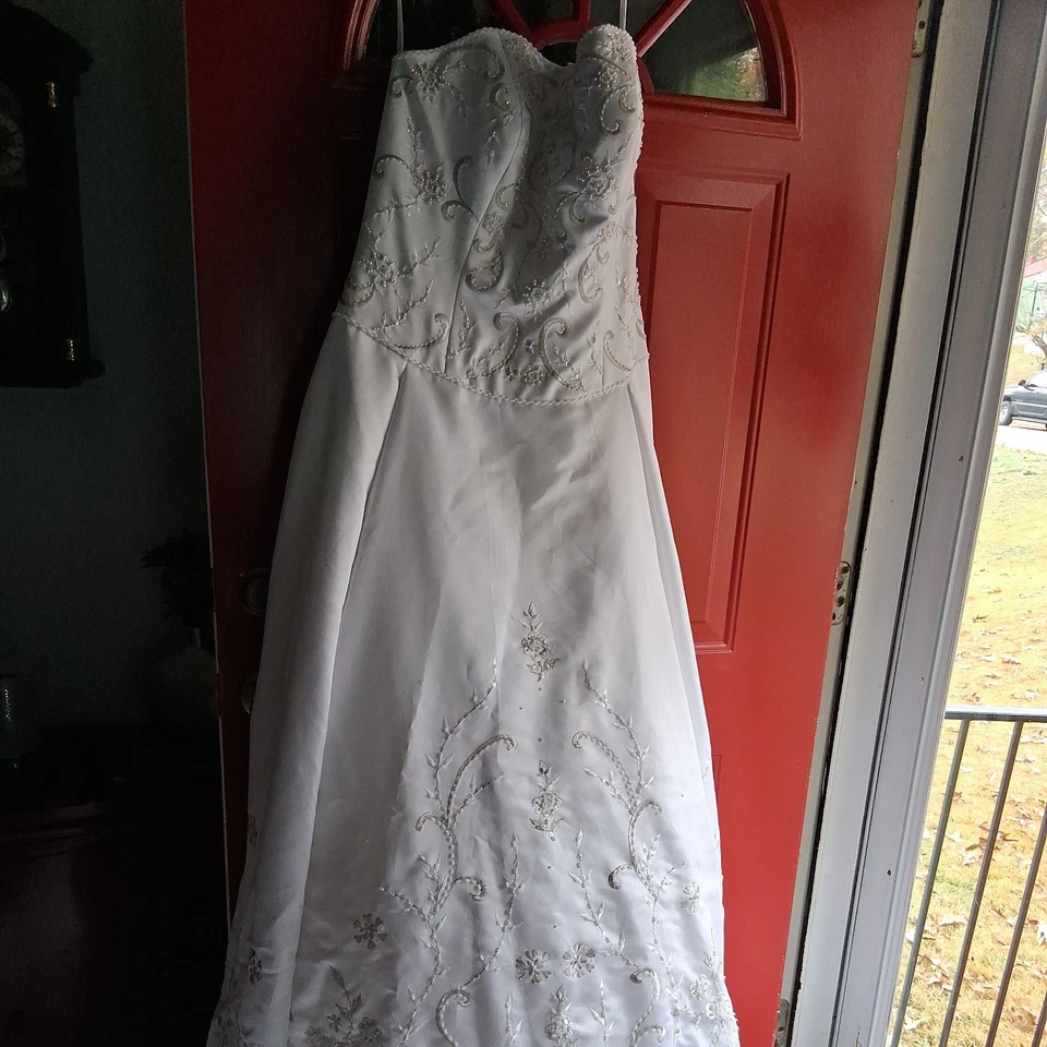 Vestido de novia princesa vintage blanco Oleg Cassini bordado con cuentas sin tirantes  Foto 1 de 4