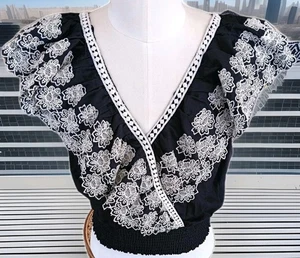 Blusa corta Monograph para mujer negra-blanca bordada cuello en V talla mediana - Imagen 1 de 11