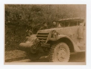PHOTO, WW2 Libération 44 Alsace militaires autour d'un véhicule engin - Picture 1 of 2