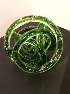 Abstrakter mundgeblasener grüner Infinity Knoten mit Goldflecken - Bild 1 von 5