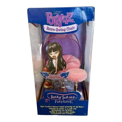 Muñeca Bratz Retro Columpio Silla Huevo Sobre Soporte con Reposapiés NUEVA Caja Imperfecta Piel Rosa Foto 1 de 4