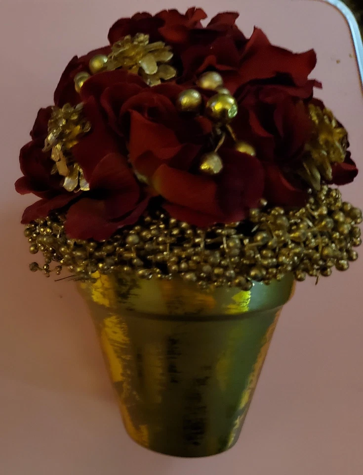 Arreglo de acento rojo seda rosa y oro en maceta dorada - flores de alta calidad locas a mano Foto 1 de 4