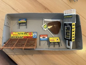 1:87 H0 Faller AMS Tribüne Zubehör Konvolut Dunlop BP BOSCH etc Schilder - Bild 1 von 3