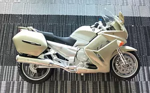 MAISTO 1/12 SCALE CHAMPAGNE GOLD YAMAHA FJR TOURING MOTORCYCLE NEW JUST NO BOX - Foto 1 di 5