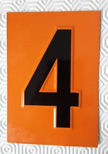 Placca numero 4 a rilievo su lamiera rettangolare smaltata nero e arancione - Picture 1 of 1
