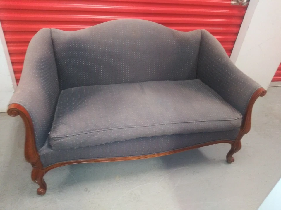 Silla de nogal americano con brazo de trineo francés Foto 1 de 4