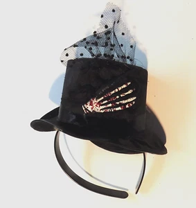 Sombrero superior con clip para Halloween de Claire's, con vail, mano Bloody Skelton - Imagen 1 de 2
