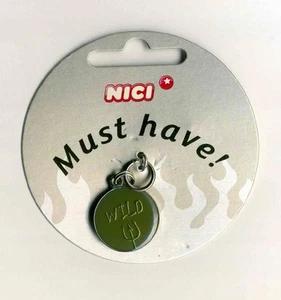 Nici 28762 Colgante "Wild" Metal Verde Con Letras Doradas Para Cadena Llave - Imagen 1 de 1