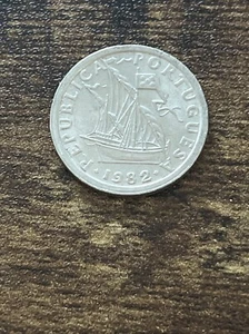 1982 Portugal 2 1/2 Escudos Actual Coin TK7514* - Picture 1 of 3