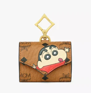 MCM x Crayon Shinchan AirPods Pro Custodia Cognac NUOVO - Foto 1 di 3