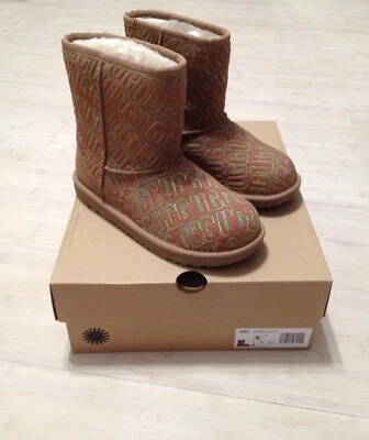 NEW UGG Australia Classic II Graphic Stitch Chestnut Short Boots Kids 4 Women 6 - Image 1 of 4