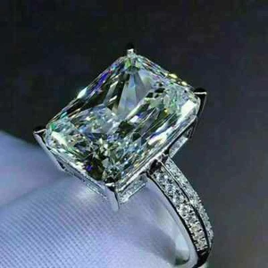 Anillo de compromiso para mujer de diamantes de corte radiante de 6 quilates enchapado en oro blanco de 14 quilates - Imagen 1 de 5