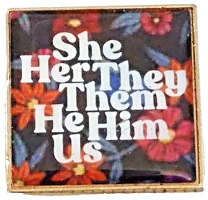 Prendedor de solapa "She Her They Them He Him Us" fondo floral (identidad de género) - Imagen 1 de 2
