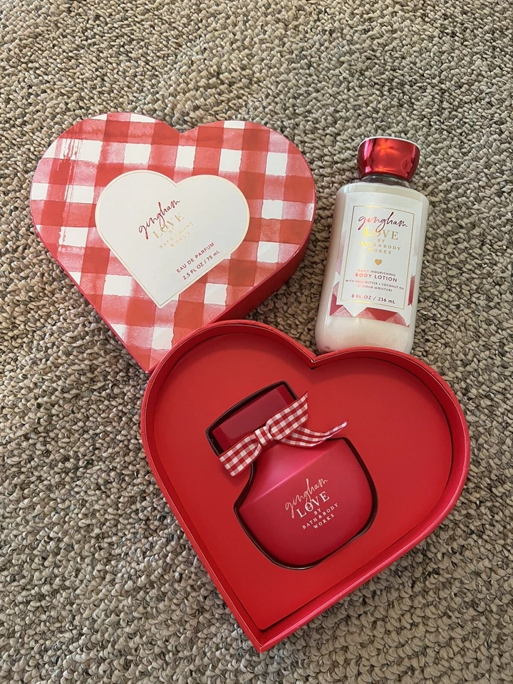 Bath & Body Works Gingham Love Perfume EDP Eau De Parfum y Loción Caja Corazón Foto 1 de 1