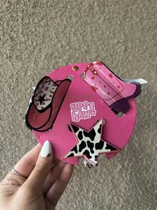Rosa Leinen Yeehaw Haarspange Set Neu mit Etikett Cowgirl Westernstiefel Stern Hut süß Cowprint - Bild 1 von 7