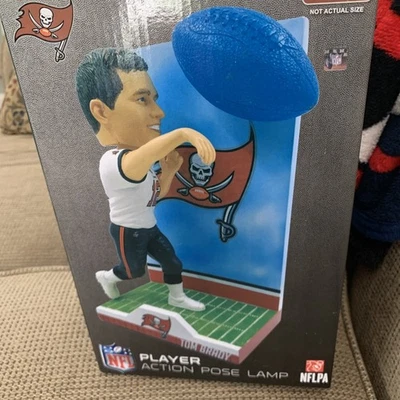 Lámpara de pose de acción Tom Brady Foco Tampa Bay Buccaneers Foto 1 de 3