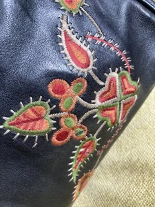 Wunderschöne Tasche in Schwarz mit Stickereien -- Francesco Biasia - Bild 1 von 10
