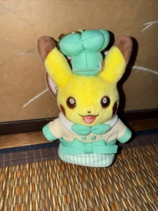 Pokemon Center Cafe 2022 - Mascot Chef Pikachu Sweets w/ Chain in Green - Picture 1 of 6