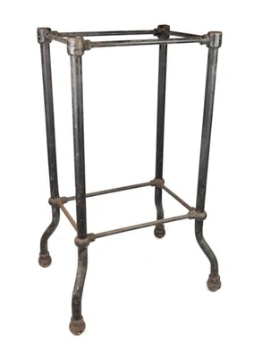 Ruedas enrollables antiguas vintage con base de mesa de hierro fundido de fábrica industrial Foto 1 de 4