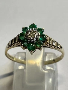 Bellissimo anello a grappolo in oro giallo 9 carati con diamanti e smeraldi - Foto 1 di 6