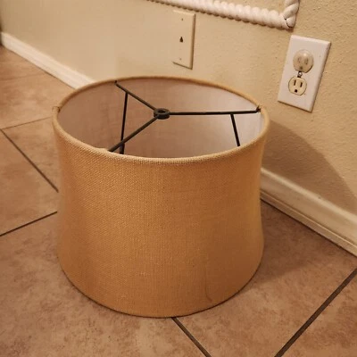 RARO Granero de Cerámica Texturizado Arpillera Natural CÓNICO MEDIANO Pantalla de Lámpara Foto 1 de 4