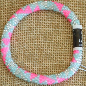 "Pulsera de cuentas de ganchillo a mano LILY y LAURA ""Flamingo Beach"" ~Hecha en Nepal~ - Imagen 1 de 3
