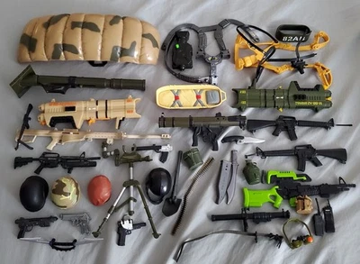 VINTAGE *** GI JOE **** Action Figure ~ WEAPONS / GUNS / HELMETS /ACCESSORIES - Image 1 of 4