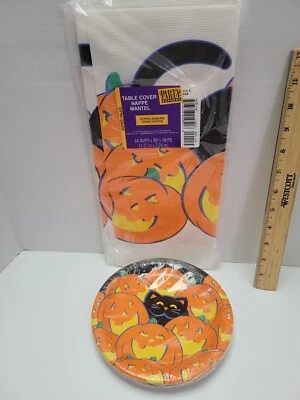 Mantel de papel de calabaza de Halloween con sello de colección 54”x 89” y 12 platos Foto 1 de 4