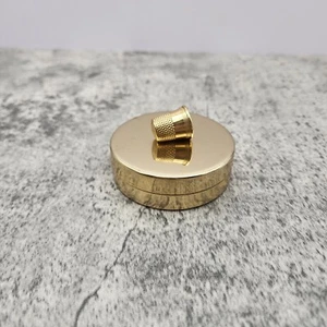 Kit de costura Napier vintage dedal redondo chapado en oro  - Imagen 1 de 9