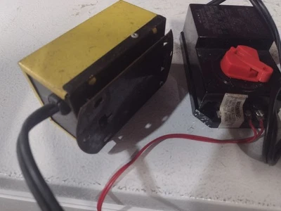 Dos transformadores hobby/train power y marca desconocida.  Sin probar Foto 1 de 3