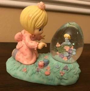 Figura bola de agua en forma de huevo pintura niña Precious Moments #960209 - Imagen 1 de 1
