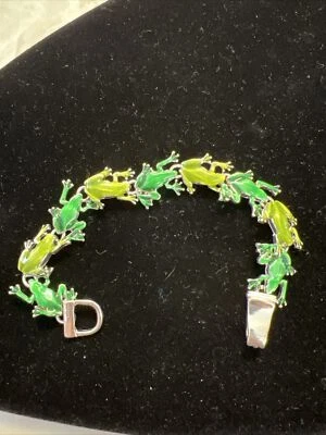 "Brazalete de bisutería de tono plateado con eslabón de cadena de ranas verde esmeralda y lima 7""" Foto 1 de 4