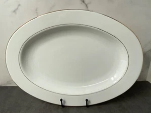 Piatto da portata ovale in porcellana bianco sporco oro semplice elegante - Foto 1 di 5