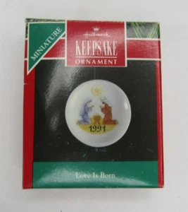 Hallmark 1991 Love Is Born adorno de Navidad miniatura - Imagen 1 de 6