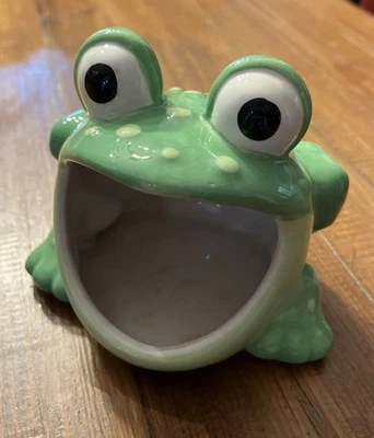 Green Ceramic Frog Soap Holder Soap Pad 2001 Boston warehouse Trading Corp - Image 1 of 4