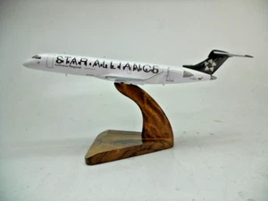 CRJ-700 Lufthansa Star Alliance Avión Escritorio Madera Caoba Modelo Pequeño Nuevo - Imagen 1 de 6