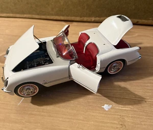 AUTOART 1/18 1953 CHEVY CORVETTE POLO WHITE CONVERTIBLE - Picture 1 of 7