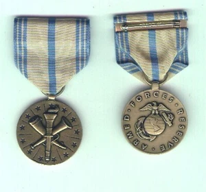 US ARMED FORCES RESERVE MEDAL MARINE CORPS - Picture 1 of 1