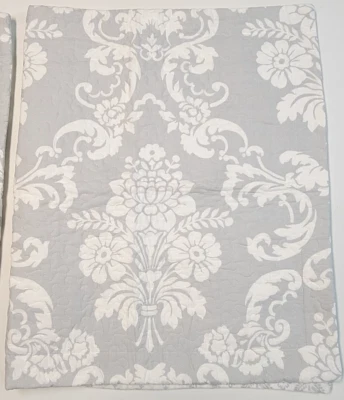 Almohada acolchada Laura Ashley King gris blanco floral pergaminos medallón 41x25 Foto 1 de 4