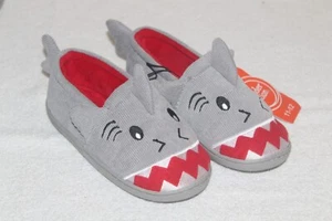 Zapatillas Wonder Nation para niños pequeños talla 11-12 gris tiburón casa zapatos - Imagen 1 de 7