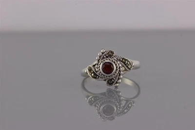 Anel de prata esterlina granada vermelha com acento de marcasita girado 925 tamanho: 8 - Imagem 1 de 4