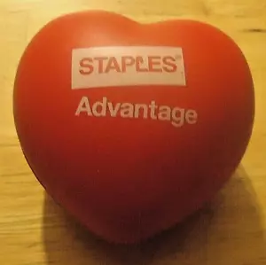 3" rot & weiß Kunststoff Herz von Staples Vorteil für Hand Quetschen Übung - Bild 1 von 1