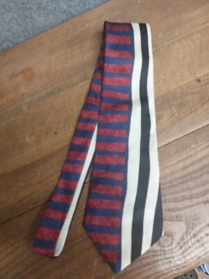 Corbata de cuello de seda con estampado de rayas River Island Foto 1 de 3