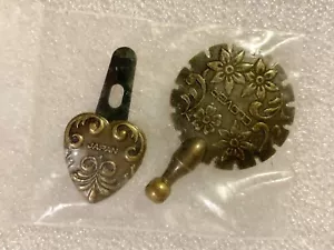 New Open Packages Clover Thread Cutter Necklace Pendant +Clover Needle Threader - Picture 1 of 1
